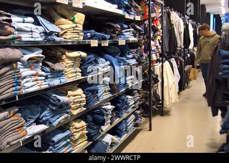 Primark a Lipsia. Primark ist ein International tätiger Textil-Discounter mit Hauptsitz a Dublino in der Republik Irland. In Primark-Filialen, Die in der Regel mehrere Tausend Quadratmeter Verkaufsfläche bieten, werden Textilien, Schuhe und Accessoires für Damen, Herren und Kinder sowie Artikel für den Wohnbedarf und Kosmetik zu niedrigen Preisen verkauft *** Primark a Lipsia Primark è un rivenditore internazionale di abbigliamento scontato con sede a Dublino, nella Repubblica d'Irlanda, i negozi Primark, che generalmente offrono diverse migliaia di metri quadrati di spazio al dettaglio, vendono tessuti, scarpe e Foto Stock