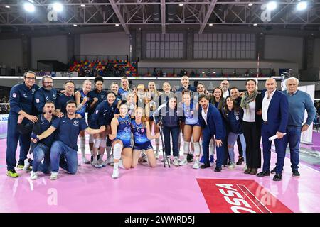 Firenze, Italia. 24 marzo 2024. Il Bisonte Firenze festeggia la vittoria durante il Bisonte Firenze vs Cuneo Granda Volley, Volley italiano di serie A1 femminile a Firenze, Italia, 24 marzo 2024 Credit: Independent Photo Agency/Alamy Live News Foto Stock