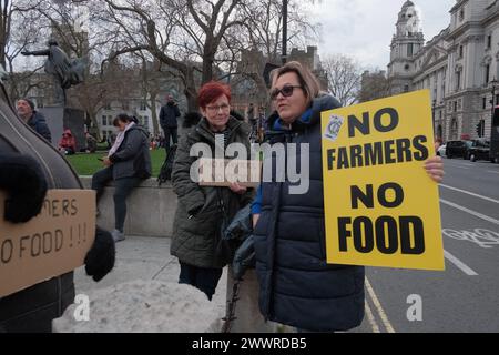 Gli agricoltori di tutto il paese stanno pianificando una manifestazione di trattori a Westminster per protestare contro le importazioni di cibo a basso costo e chiedere ai politici di proteggere gli elevati standard alimentari britannici negli accordi commerciali. Il gruppo della campagna, Save British Farming (SBF), sta collaborando con il gruppo Farmers for Fairness con sede nel Kent per la dimostrazione dei trattori. Gli obiettivi principali del raduno sono di fare pressioni sul governo per abbandonare gli accordi commerciali con l'Australia e la nuova Zelanda, e di fare pressione sulla camera del Parlamento affinché introduca una legislazione per garantire che i supermercati non possano più avere contratti che paghino i produttori al di sotto del costo del prod Foto Stock