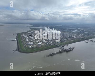 Vista aerea con droni su uno dei più grandi gruppi chimici dell'Europa nordoccidentale, il parco chimico Dow a terneuzen e gli impianti dell'industria chimica Foto Stock