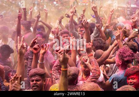 25 marzo 2024: I rivelatori che ballano al ritmo della musica mentre celebrano Holi in strada, il festival primaverile indù dei colori il 25 marzo 2024 a Guwahati, Assam, India. Holi, noto anche come Festival dei colori o Festival della primavera, è uno dei festival più vivaci e gioiosi dell'India. (Immagine di credito: © David Talukdar/ZUMA Press Wire) SOLO PER USO EDITORIALE! Non per USO commerciale! Foto Stock