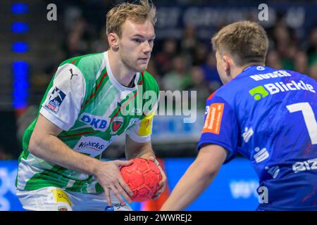 V.l. Mathias Gidsel (Fuechse Berlin #19), Elias Huber (HBW Balingen-Weilstetten, 07), Zweikampf, Action, Kampf, Fuechse Berlin vs HBW Balingen-Weils Foto Stock