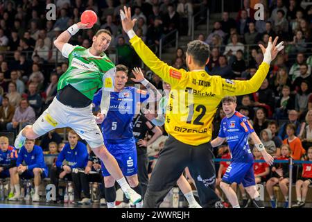 V. l. Mijajlo Marsenic (Fuechse Berlin #93), Mohamed El Tayar (HBW Balingen-Weilstetten, 12), Zweikampf, Action, Kampf, Fuechse Berlin vs HBW Balinge Foto Stock