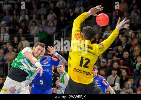 V. l. Mijajlo Marsenic (Fuechse Berlin #93), Mohamed El Tayar (HBW Balingen-Weilstetten, 12), Zweikampf, Action, Kampf, Fuechse Berlin vs HBW Balinge Foto Stock