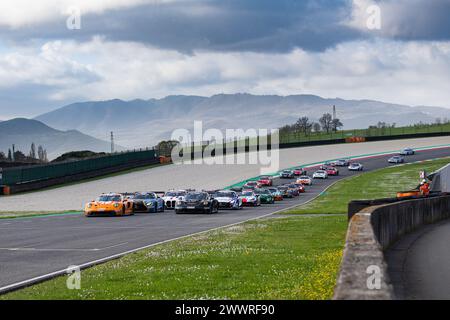 Circuito del Mugello, Italia 24/03/2024 - 12h Mugello, serie 24H. Gara parte 2. auto allineate durante la partenza in marcia o la gara parte 2 sul circuito. Foto: Fabio Pagani/Alamy Live News Foto Stock