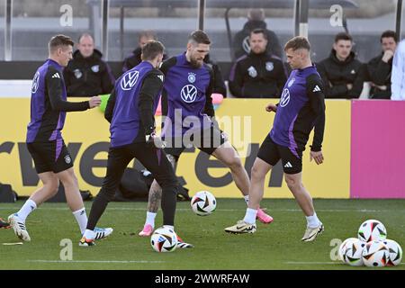 Francoforte, Germania. 25 marzo 2024, Assia, Francoforte/M.: Calcio: Squadra nazionale, sessione di allenamento finale nel campus DFB. Toni Kroos (l-r), il portiere Oliver Baumann, Robert Andrich e Joshua Kimmich giocano la palla. Il team DFB affronterà la squadra olandese il 26.03.2024. Foto: Arne Dedert/dpa Credit: dpa picture Alliance/Alamy Live News Foto Stock