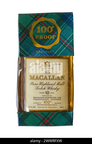 Vecchia bottiglia in miniatura del Macallan Pure Highland Malt Scotch Whisky 10 anni, a 100°, imbottigliata in Scozia in scatola di tartan isolata su bianco Foto Stock