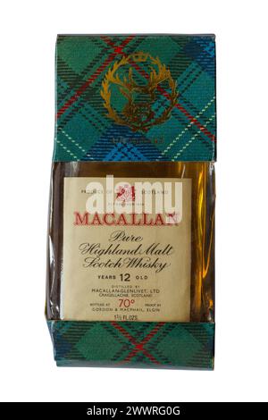 Vecchia bottiglia in miniatura del Macallan Pure Highland Malt Scotch Whisky 12 anni 70° prova in scatola tartan isolata su sfondo bianco Foto Stock