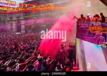 25 marzo 2024, Ahmedabad, Gujarat, India: Migliaia di devoti applaudirono mentre polvere colorata e acqua venivano spruzzate da un sacerdote su di loro durante le celebrazioni del colorato festival Holi presso il tempio Swaminarayan a Kalupur, nella vecchia Ahmedabad. Holi è una delle antiche feste indù, celebrata nel giorno della luna piena del falgun indù, mese primaverile (marzo), che segna il trionfo del bene sul male, la rimozione della negatività, onora la fertilità, il legame, dimenticando la vecchia inimicizia, diffondere l'amore. Mentre si festeggia la gente spalma i colori a base di polvere profumata sul viso. (Immagine di credito: © S Foto Stock