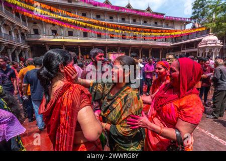 25 marzo 2024, Ahmedabad, Gujarat, India: Migliaia di devoti applaudirono mentre polvere colorata e acqua venivano spruzzate da un sacerdote su di loro durante le celebrazioni del colorato festival Holi presso il tempio Swaminarayan a Kalupur, nella vecchia Ahmedabad. Holi è una delle antiche feste indù, celebrata nel giorno della luna piena del falgun indù, mese primaverile (marzo), che segna il trionfo del bene sul male, la rimozione della negatività, onora la fertilità, il legame, dimenticando la vecchia inimicizia, diffondere l'amore. Mentre si festeggia la gente spalma i colori a base di polvere profumata sul viso. (Immagine di credito: © S Foto Stock