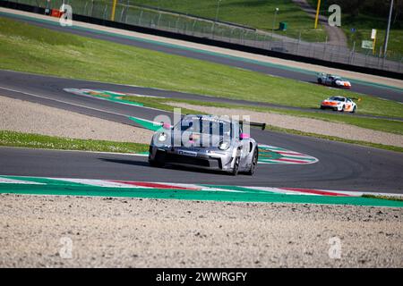 Circuito del Mugello, Italia 24/03/2024 - 12h Mugello, serie 24H. Gara parte 2. Porsche 911 GT3 Cup by Ebimotors in azione su pista. Foto: Fabio Pagani/Alamy Live News Foto Stock