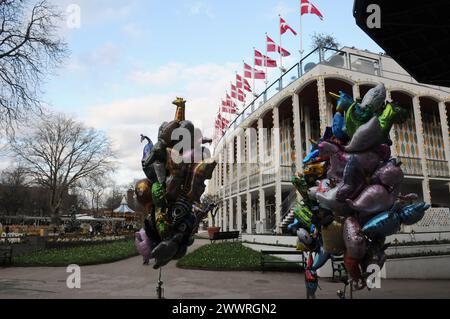 Copenaghen, Danimarca /25 marzo 2024/i visitatori si godono la domenica di pasqua nel giardino di tivoli nel cuore della città di Copenaghen. (Foto.Francis Joseph Dean/Dean Pictures) Foto Stock