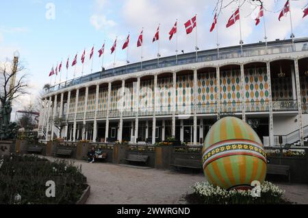 Copenaghen, Danimarca /25 marzo 2024/i visitatori si godono la domenica di pasqua nel giardino di tivoli nel cuore della città di Copenaghen. (Foto.Francis Joseph Dean/Dean Pictures) Foto Stock