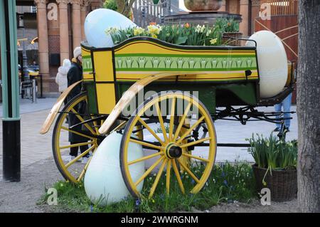 Copenaghen, Danimarca /25 marzo 2024/i visitatori si godono la domenica di pasqua nel giardino di tivoli nel cuore della città di Copenaghen. (Foto.Francis Joseph Dean/Dean Pictures) Foto Stock