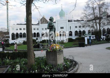 Copenaghen, Danimarca /25 marzo 2024/i visitatori si godono la domenica di pasqua nel giardino di tivoli nel cuore della città di Copenaghen. (Foto.Francis Joseph Dean/Dean Pictures) Foto Stock