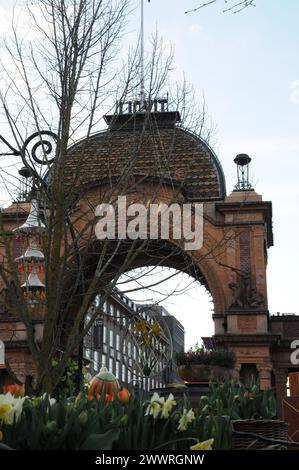 Copenaghen, Danimarca /25 marzo 2024/i visitatori si godono la domenica di pasqua nel giardino di tivoli nel cuore della città di Copenaghen. (Foto.Francis Joseph Dean/Dean Pictures) Foto Stock