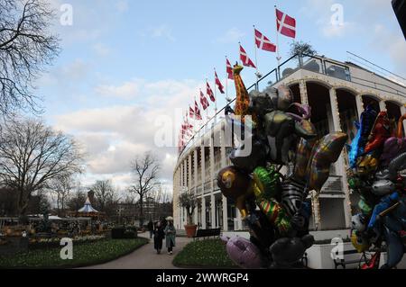 Copenaghen, Danimarca /25 marzo 2024/i visitatori si godono la domenica di pasqua nel giardino di tivoli nel cuore della città di Copenaghen. (Foto.Francis Joseph Dean/Dean Pictures) Foto Stock