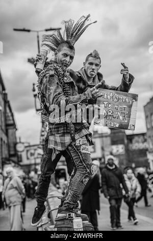 Il famoso "Zombie Punk" e un amico nella Camden di Londra. Foto Stock