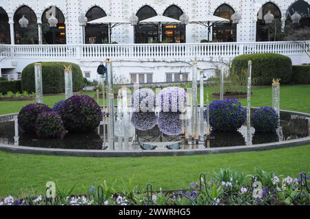 Copenaghen, Danimarca /25 marzo 2024/i visitatori si godono la domenica di pasqua nel giardino di tivoli nel cuore della città di Copenaghen. Foto.Francis Joseph Dean/Dean Pictures Foto Stock