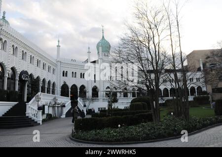 Copenaghen, Danimarca /25 marzo 2024/i visitatori si godono la domenica di pasqua nel giardino di tivoli nel cuore della città di Copenaghen. Foto.Francis Joseph Dean/Dean Pictures Foto Stock