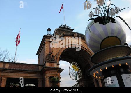 Copenaghen, Danimarca /25 marzo 2024/i visitatori si godono la domenica di pasqua nel giardino di tivoli nel cuore della città di Copenaghen. Foto.Francis Joseph Dean/Dean Pictures Foto Stock