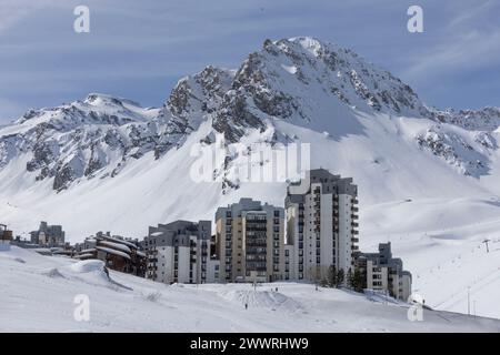 Dominato dal ghiacciaio grande Motte e dalla vetta la grande casse, il distretto Val Claret di Tignes, una stazione sciistica delle Alpi francesi. Foto Stock