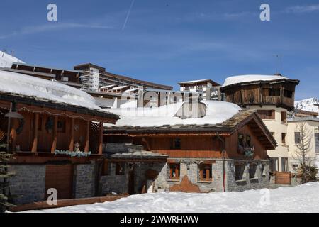 Un mix di stili architettonici di epoche diverse nel quartiere Lac di Tignes, una stazione sciistica nelle Alpi francesi. Foto Stock