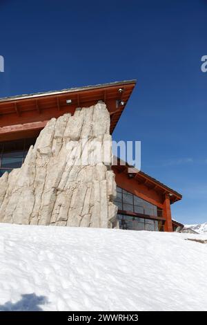 Piscina "Lagon", spa e palestra nella località sciistica di Tignes, Francia, progettata dall'architettura DHA. Foto Stock