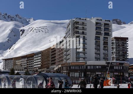 La 'unité touristique' di Raymond Pantz, costruita a metà degli anni '1960, per creare una sistemazione per la stazione sciistica appositamente costruita di Tignes, in Francia. Foto Stock