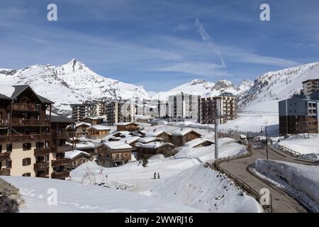 L'Aiguille de la grande Sassière domina il quartiere Lavachet a Tignes, una stazione sciistica costruita appositamente sulle Alpi francesi. Foto Stock