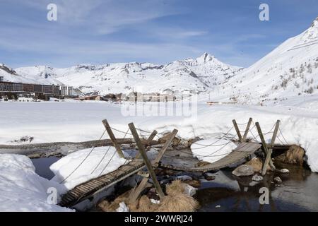La vetta dell'Aiguille de la grande Sassière domina la località sciistica di Tignes le Lac, situata in riva al lago, nelle Alpi francesi. Foto Stock