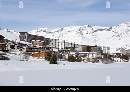 Tignes, Francia: Le due mezzalune di alloggi costruite a metà degli anni '1960, quando questa stazione sciistica è stata creata, formano il cuore del quartiere le Lac. Foto Stock