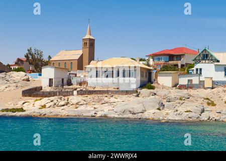 Case e chiesa di Luderitz sulla costa nelle giornate di sole, Namibia meridionale, Africa. Foto Stock