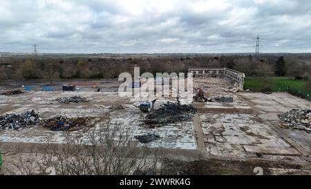 Un gruppo eterogeneo di individui si riunì intorno a un campo disseminato Foto Stock