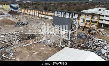 Macchinari assortiti e macerie sparse nei cantieri edili Foto Stock