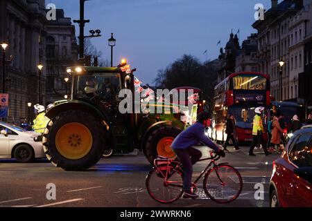 Gli agricoltori prendono parte a un trattore "go-slow” nel centro di Londra, per sensibilizzare l'industria agricola britannica sulle difficoltà che mettono a rischio la sicurezza alimentare. Data foto: Lunedì 25 marzo 2024. Foto Stock