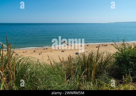 Bournemouth, UK - 7 luglio 2023: Vista dalla cima di East Cliff di un groyne sulla East Beach di Bournemouth. Foto Stock