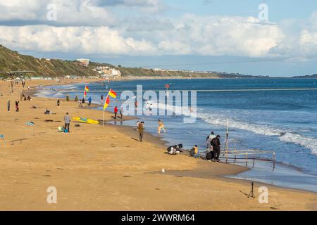 Bournemouth, Regno Unito - 22 settembre 2023: Persone e bandiere di sicurezza sulla riva di East Beach di Bournemouth. Foto Stock