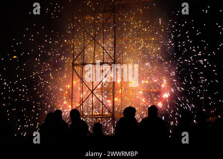 Fuochi d'artificio fatto di strutture di bambù è parte tipica delle celebrazioni in America Latina, Perù- Foto Stock