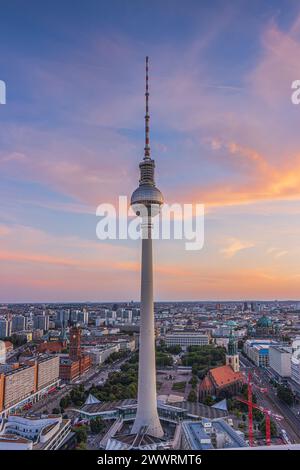 Torre della televisione nel centro di Berlino. L'edificio più alto della Germania ad Alexanderplatz al tramonto. Skyline della capitale con il Municipio Rosso Foto Stock