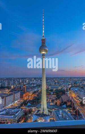 Torre della televisione nella capitale della Germania. Vista dall'alto su Alexanderplatz nel centro di Berlino. Punto di riferimento della città in serata all'ora blu Foto Stock