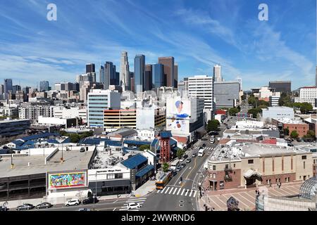 Una vista aerea generale del murale dei Los Angeles Dodgers designato hitter Shohei Ohtani sul Miyako Hotel nel quartiere Little Tokyo di Los Angeles Foto Stock