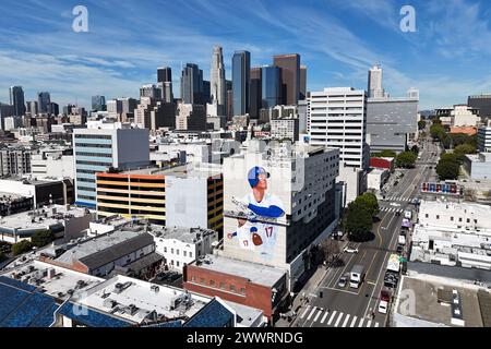 Una vista aerea generale del murale dei Los Angeles Dodgers designato hitter Shohei Ohtani sul Miyako Hotel nel quartiere Little Tokyo di Los Angeles Foto Stock