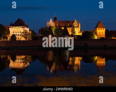 Castello di Malbork nel nord della Polonia di notte Foto Stock