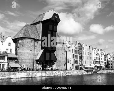 La gru medievale sul fiume Motlawa nella città vecchia di Danzica, in Polonia. Immagine in bianco e nero. Foto Stock