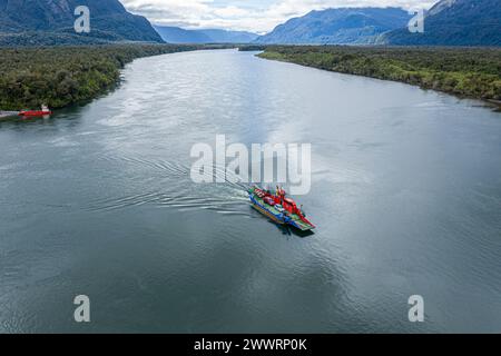 Vista aerea del traghetto che attraversa il fiume Rio Palena, collegando la strada a Raul Marin Balmaceda, Patagonia, Cile Foto Stock