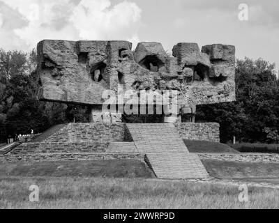 Monumento di lotta e martirio con scalinata nel campo di concentramento nazista Majdanek (Polonia). In bianco e nero. Foto Stock