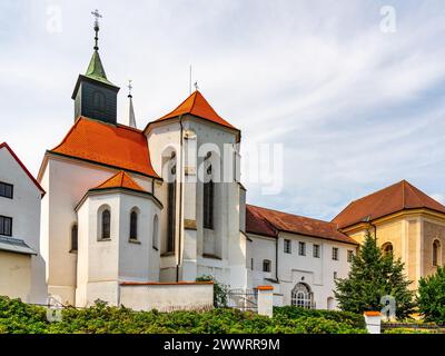 Chiesa di San Giovanni Battista e monastero minorita a Jindrichuv Hradec, Repubblica Ceca. Foto Stock