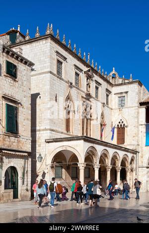 Dubrovnik, Croazia - 19 aprile 2019: Il Palazzo Sponza (in croato: palača Sponza), chiamato anche Divona, è un palazzo del XVI secolo nella città vecchia. Foto Stock