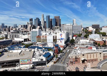 Una vista aerea generale del murale dei Los Angeles Dodgers designato hitter Shohei Ohtani sul Miyako Hotel nel quartiere Little Tokyo di Los Angeles Foto Stock